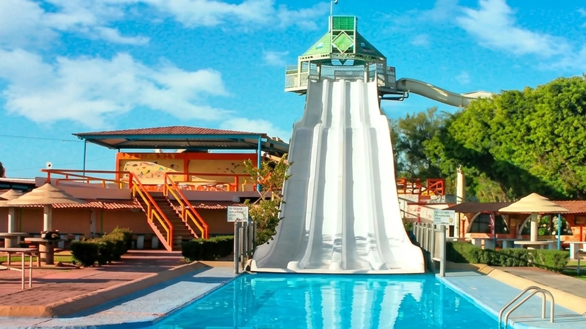 Tobogán Gigante Multipistas - Parque Acuático Villa Gasca